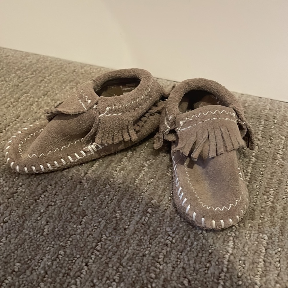 NWOT - Toddler Minnetonka Gray Moccasin- Size 4 - Picture 4 of 7
